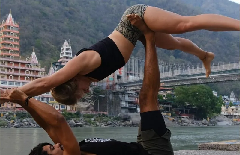 Therapeutic Flying – Lunar Acroyoga mit Stefano und Jolien
