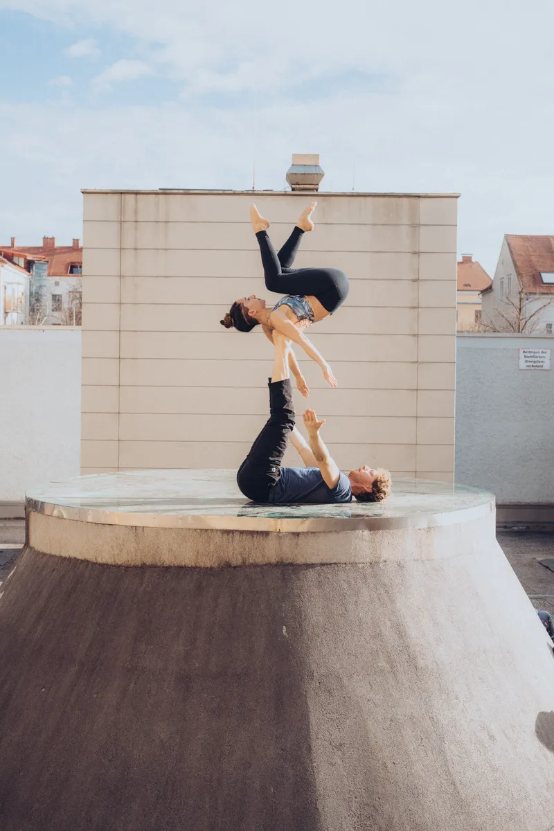 Karel und Inez üben Icarians auf einem Dach